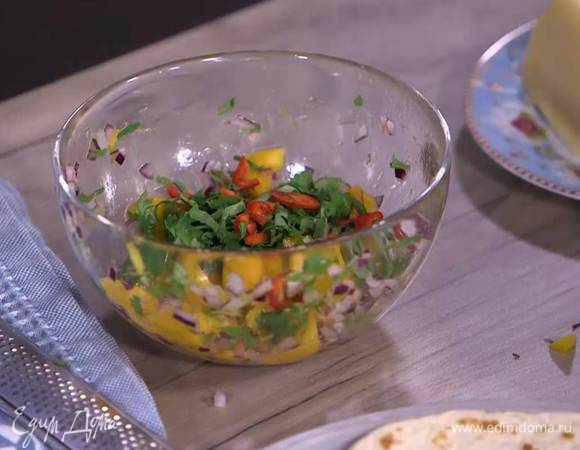 Приготовить соус: красный лук почистить, мелко порубить и выложить в маленькую миску, добавить цедру и сок лайма, манго и слегка порубить все ножом, затем добавить измельченную кинзу, перец чили и все перемешать.