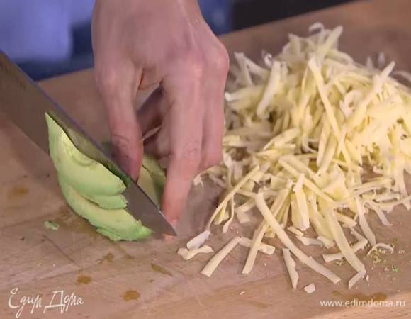 Авокадо почистить и, удалив косточку, нарезать тонкими ломтиками.