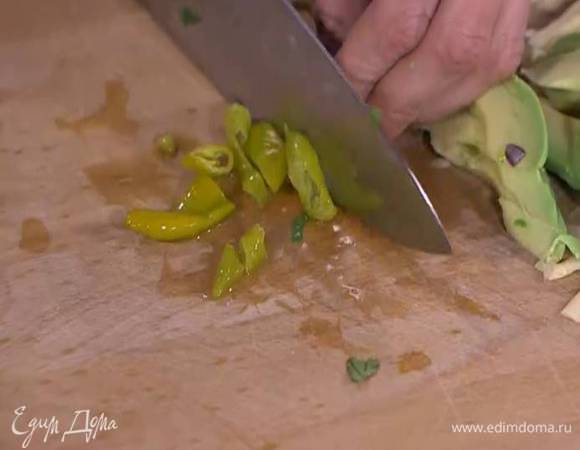 Маринованный перец мелко порезать.