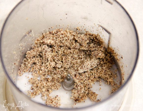 Фундук очищаем и перемалываем в крошку.