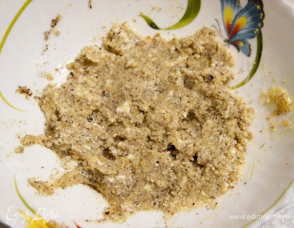 Всыпаем крошку фундука и тщательно перемешиваем.