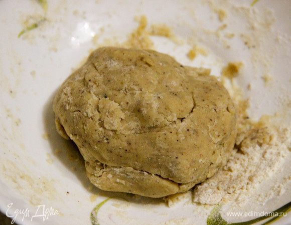 Добавляем муку, замешиваем плотное тесто. Дадим ему «отдохнуть» в холодильнике час (обязательно накроем пищевой пленкой).