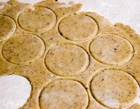 Раскатываем тесто в тонкий пласт, выдавливаем круги. Они должны быть не слишком маленькими. Я для этого использовала чайный бокал. 