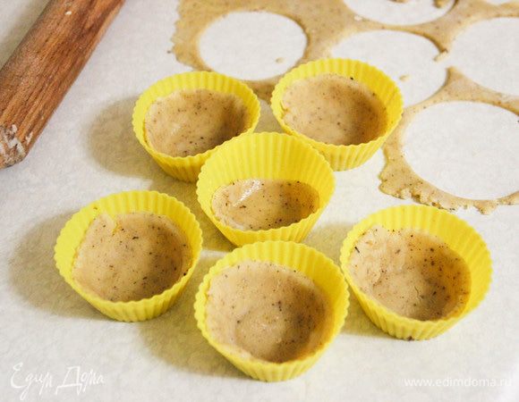 Выкладываем круги в формочки для кексов (у меня силиконовые), накалываем вилкой тесто и ставим в духовку на 10 минут при температуре 200°С.