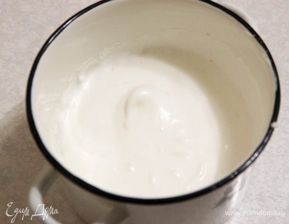 Пока готовятся корзиночки, сделаем суфле. Желатин замочим в холодной воде. Белки отделяем от желтков, взбиваем с сахаром в крепкую пену.