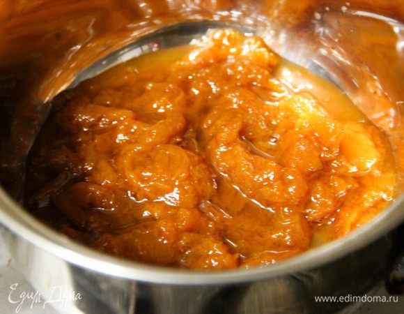 Абрикосовое варенье (у меня оно домашнее) разогреваем на среднем огне, тщательно перемешиваем, чтобы масса стала однородной. 