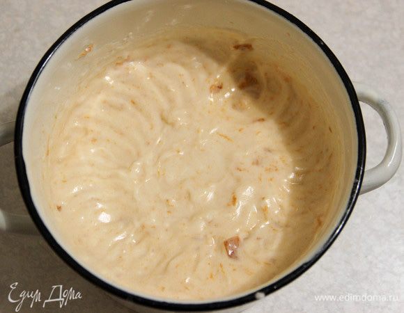 Вводим горячее варенье в белковую массу. Подготовленный желатин распускаем в микроволновке (20 секунд на высокой мощности хватит) и тоже добавляем к белкам. Продолжаем взбивать все несколько минут.