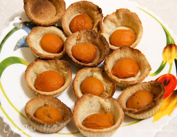 В остывшие корзиночки сначала выкладываем консервированные абрикосы.