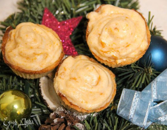 Суфле выкладываем в кондитерский мешок и отсаживаем поверх абрикосов шапочки. К сожалению, кондитерского мешка у меня нет, пришлось пользоваться сподручными средствами, но с его помощью шапочки должны получиться аккуратнее. 