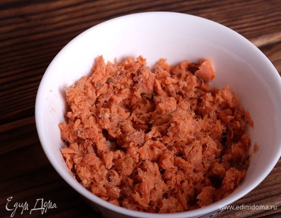 150 г нерки измельчить вилкой.