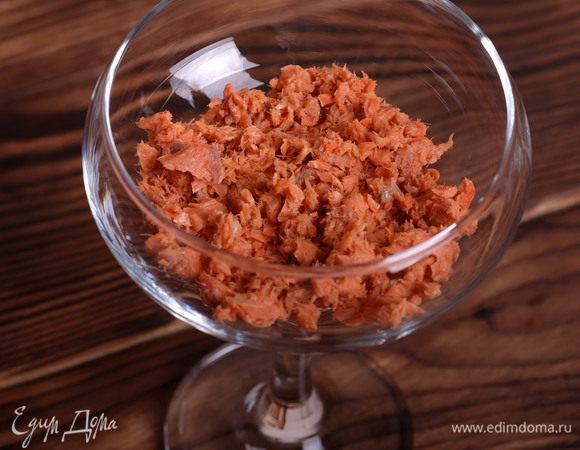 Выложить половину в бокал. Вторую половину во второй бокал.