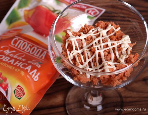 Сверху смазать небольшим количеством майонеза «Слобода» Провансаль.