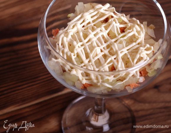 Сверху выложить лук и снова смазать майонезом.