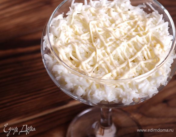 Выкладываем поверх лука белки, смазываем майонезом.