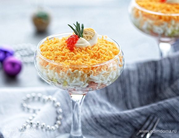 Салат я украсила чайной ложечкой икры, половинкой перепелиного яйца, майонезом и веточкой свежего розмарина.