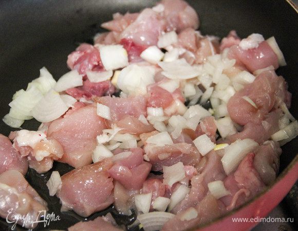 Филе нарезать небольшими кубиками. Обжарить вместе с луком.