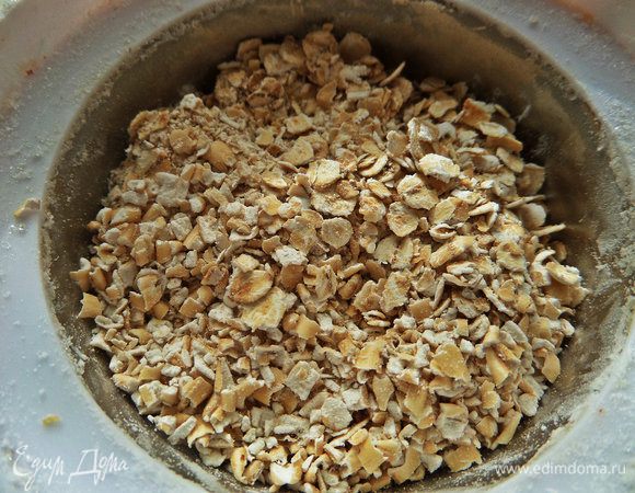 Овсяные хлопья перемолоть в кофемолке примерно минуту, не в пыль.