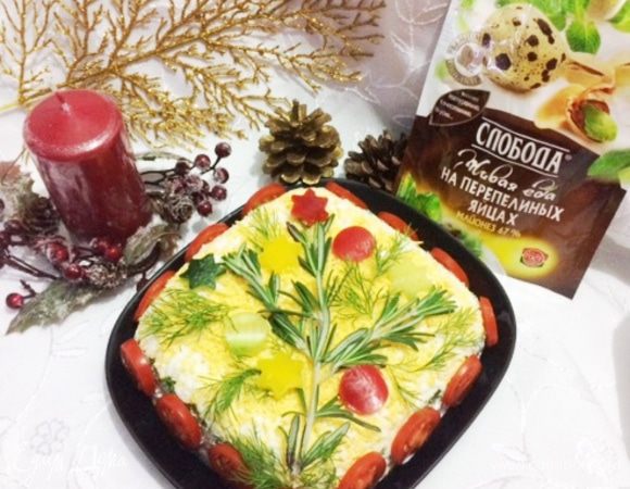 Накрываем салатник блюдом, на котором будем подавать салат, переворачиваем и украшаем салат по своему желанию и настроению. 