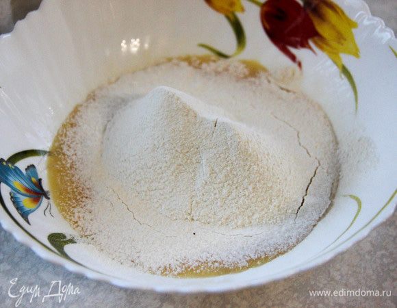 Всыпаем просеянную муку.