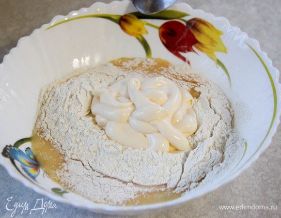 Добавляем майонез, соду и перемешиваем.