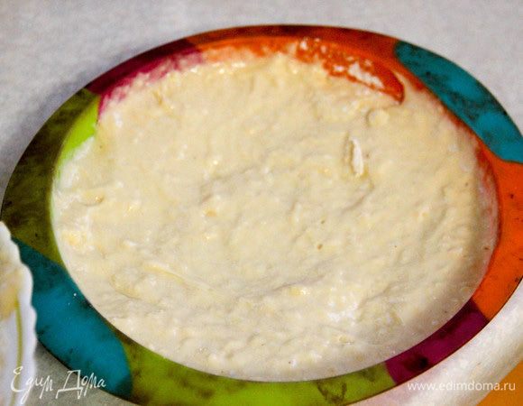 Выливаем половину теста в форму.