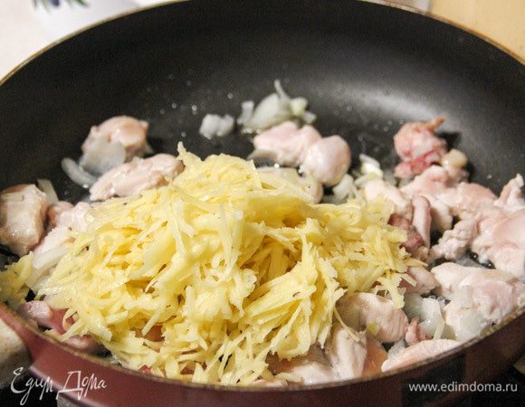 Очищенный картофель натираем на крупной терке, добавляем к куриному филе. Солим и перчим.