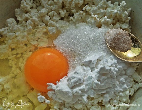 Добавить крахмал, сметану, сахар, ваниль по вкусу. Если берете «мокрый» творог, можно обойтись без сметаны.