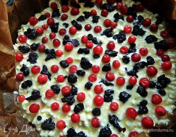 Чернику я брала из варенья. Насыпаем любые ягоды в начинку.