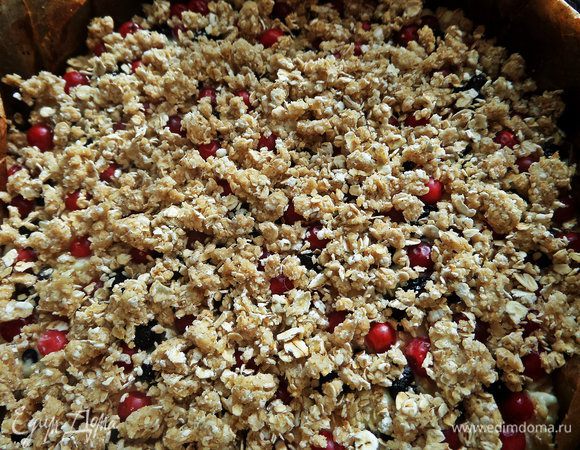 Засыпать начинку остатками крошки.