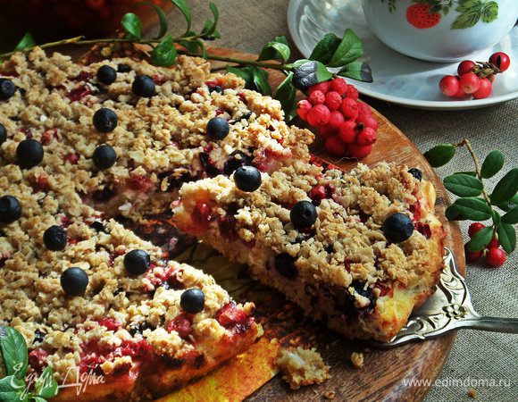 Нарезаем на порции. Пирожок небольшой, но каждому в семье хватит по кусочку. 