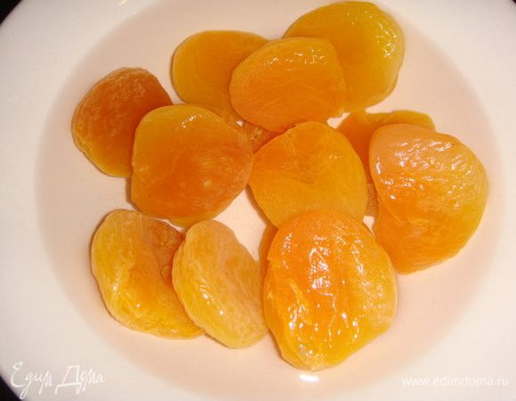 Для начала промыть курагу и залить ее холодной, кипяченой водой. Посуду для взбивания и венчики убрать в холодильник.