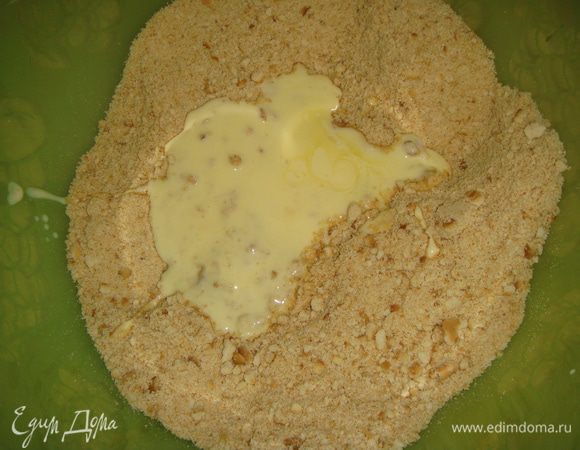 Влить растопленное сливочное масло и перемешать.