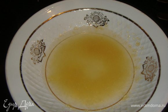 Из половины лимона выжать сок и залить им желатин, добавить кипяченую воду. Поставить посуду с желатином на водяную баню. Помешивать до растворения желатина.