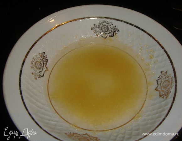 Из половины лимона выжать сок и залить им желатин, добавить кипяченую воду. Поставить посуду с желатином на водяную баню. Помешивать до растворения желатина.