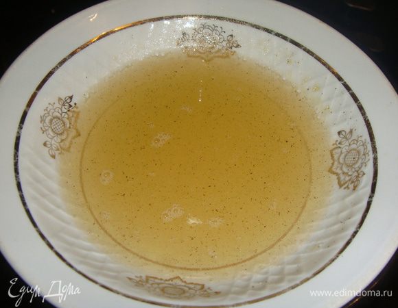 Как желатин растворится, добавить в него сахар и ванильный сахар с натуральной ванилью. Помешивать до растворения сахара. Отставить желатин, чтобы остыл. 