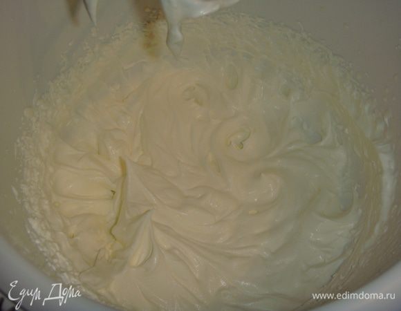 Влить охлажденные сливки в охлажденную посуду и взбивать до устойчивых пиков.