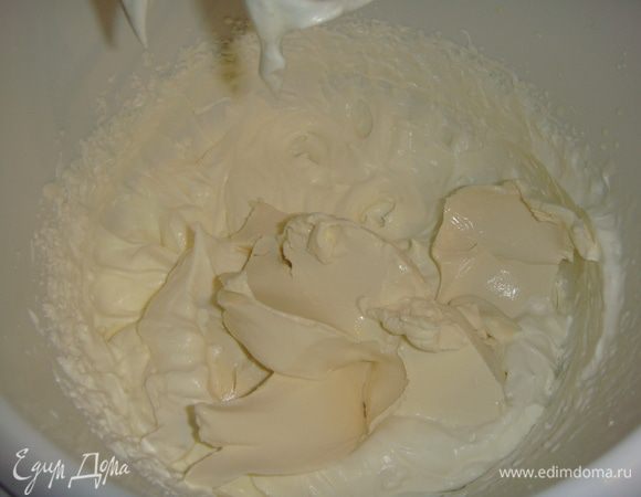 Выложить к сливкам сыр маскарпоне и взбить.