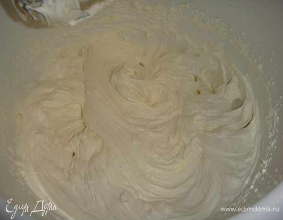 Не переставая взбивать, влить тонкой струйкой желатин.