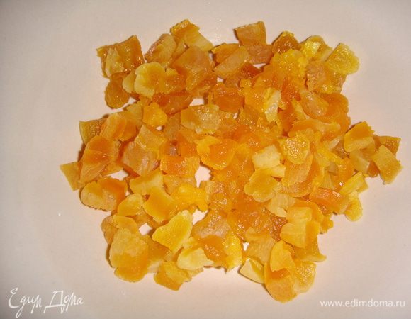 Часть кураги нарезать кубиками, а другую часть оставить для украшения.