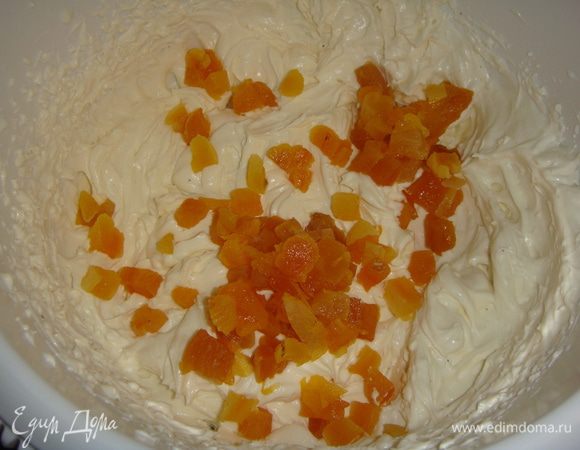 Выложить нарезанную курагу в крем и перемешать.