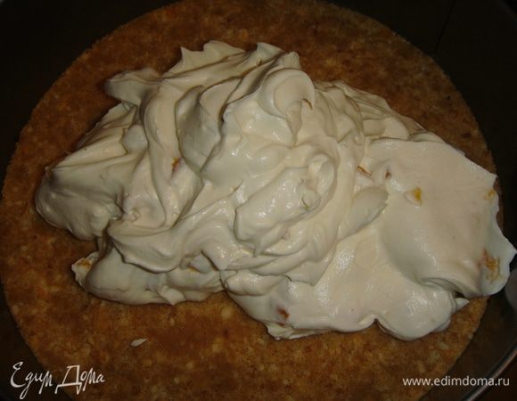 На основу выложить крем и распределить его по поверхности.