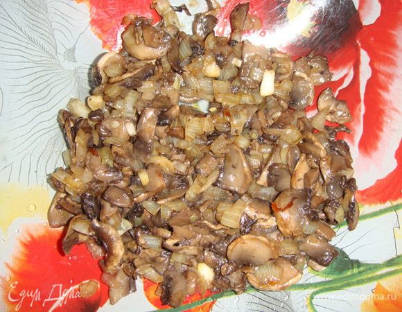 Грибы и лук нарезать. Обжарить на подсолнечном масле, посолить по вкусу и остудить.
