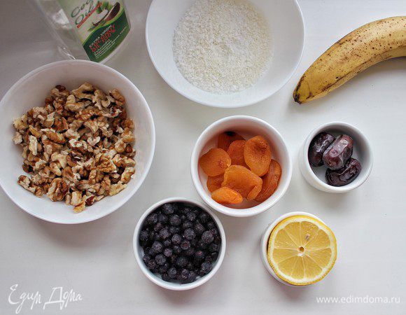 Орехи замачиваем на ночь в очищенной воде комнатной температуры, тем самым они «оживают». На утро орехи промываем и удаляем кожицу (я удаляю ту, что хорошо снимается). Грецкий орех можно заменить на кешью или миндаль.
Удаляем косточки у фиников. Отмечу, что при покупке фиников отдаем предпочтение тем, что без глянца.
В случае, если не нравится привкус кокоса, кокосовую стружку можно не добавлять, на результат приготовления коржа не повлияет.
