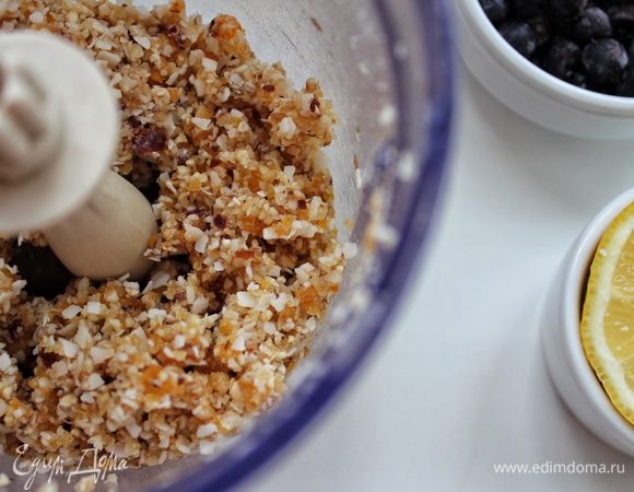 К измельченной массе добавляем кокосовую стружку и вновь в течение нескольких секунд взбиваем до равномерного распределения всех ингредиентов.