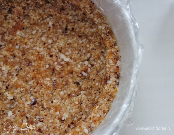 В форму, в которой будет торт, укладываем пищевую пленку (с ее помощью очень легко будет вынуть торт). Плотно утрамбовываем подготовленную густую массу, делаем бортики и убираем в морозильную камеру.