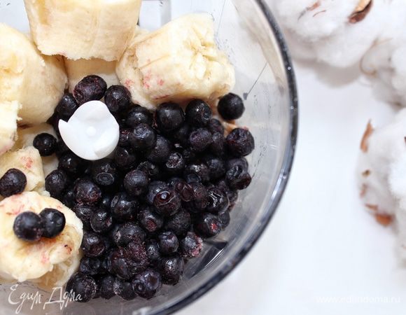 Для крема в чашу блендера погружаем орехи, банан, чернику (использовала замороженную), масло кокосовое, сок лимона, взбиваем до получения однородной консистенции.