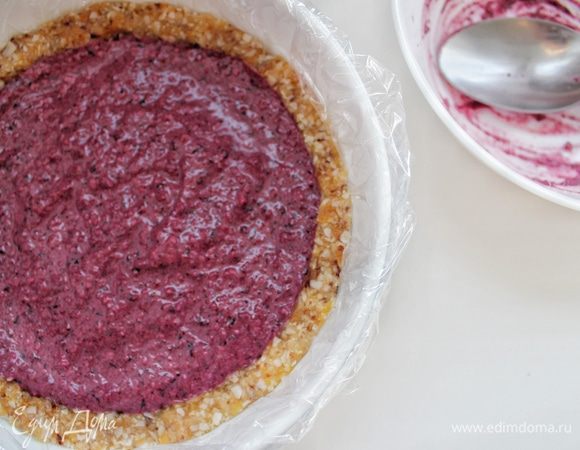 Из морозильной камеры достаем корж, распределяем крем и вновь убираем в морозильную камеру на два часа минимум. Перед подачей вынимаем и даем постоять 15 минут.
Приятного аппетита и крепкого здоровья!
