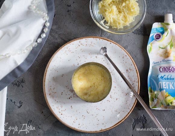 Соберем салат, нам понадобиться форма диаметром 8 см. Равномерным слоем выкладываем картофель.