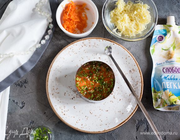 Затем слой моркови, лука и майонеза.