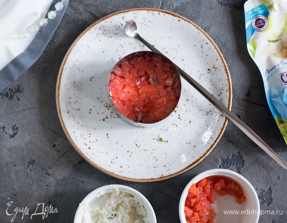 Далее слой яичного белка и семги.